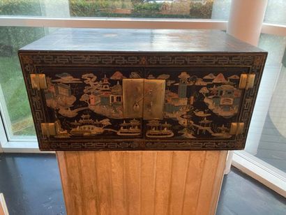 CHINE Coffre-cabinet ouvrant par deux vantaux, XXe, bois laqué à décor polychrome,...