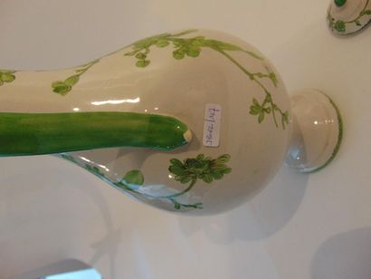 France Aiguière en balustre sur piédouche à décor floral en camaïeu vert, fin XVIIIe,...
