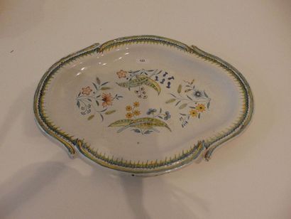 BRUXELLES [attribué à] Plat ovale Rocaille à décor floral polychrome, XVIIIe, faïence...