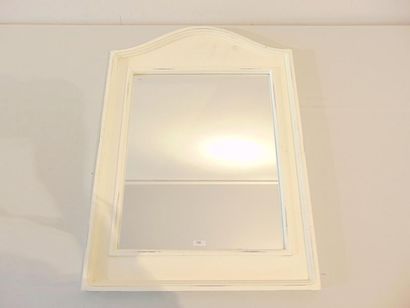 null Miroir rectangulaire cintré, XXe, bois laqué, 62x45 cm.
