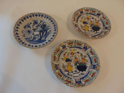 DELFT Paire de plats creux à décor extrême-oriental polychrome, XVIIIe, faïence stannifère,...