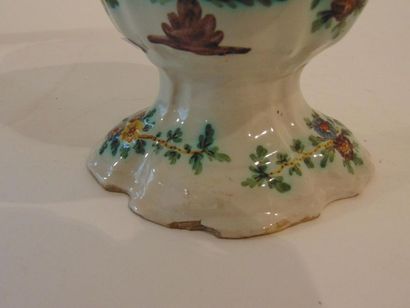 null Pot-pourri en balustre d'époque Louis XV à décor floral polychrome, mi-XVIIIe,...