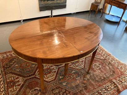 null Louis XVI style oval table with six legs in mahogany veneered wood with brass...