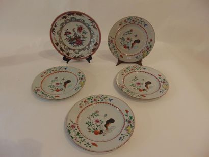 CHINE Suite de quatre assiettes à décor de fleurs et feuilles de tabac en émaux polychromes...