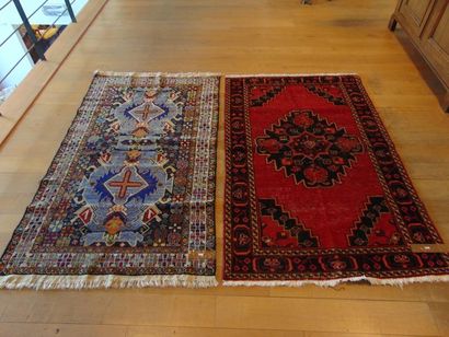 null Two Persian carpets with stylised polychrome motifs, 197x117 cm and 199x112...