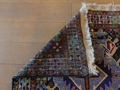 null Deux tapis persans à motifs stylisés polychromes, 197x117 cm et 199x112 cm env....