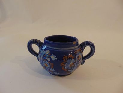 NEVERS [attribué à] Pot à double anse et décor floral sur fond bleu persan, XVIIIe,...