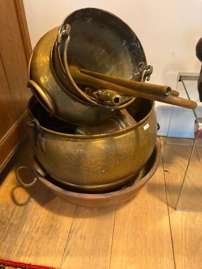 null Lot of antique brass, ten pieces (basins, one of which is near-east, bucket,...