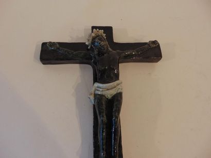 PICARD Denise "Crucifix", XXe, sujet en céramique émaillée, signé au dos, h. 46 cm...