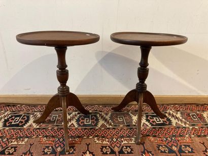 null Pair of occasional pedestal tables, 20th century, mahogany patinated wood, h....