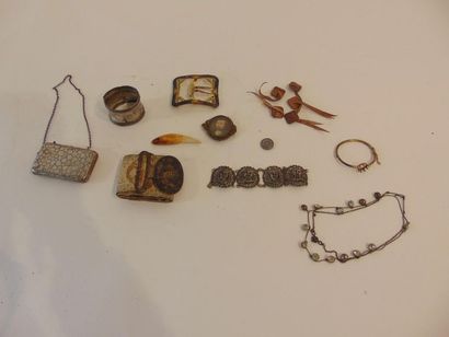 null Batch of curiosity objects (minaudière, belt, buckle, napkin ring, jewellery...