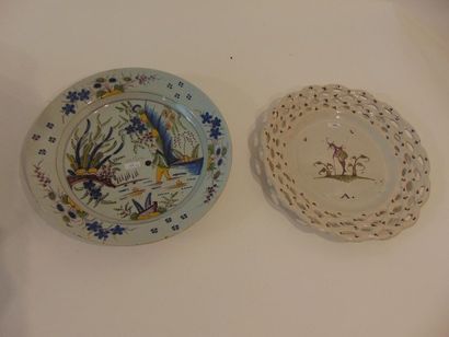 null Deux plats (un à aile ajourée et un creux), décors au Chinois, XVIIIe, faïence...