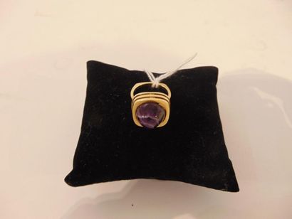 null Contemporary ring in 18 karat yellow gold set with a sugar loaf amethyst, punched,...