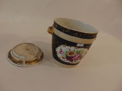 PARIS ou BRUXELLES Paire de cache-pot à décor floral polychrome en réserve sur fond...