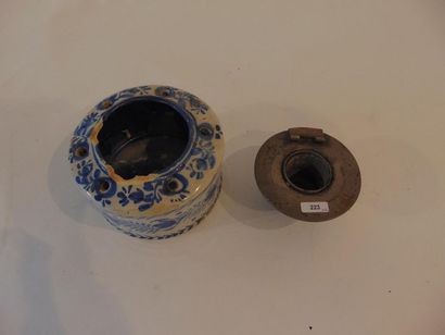 Espagne Pot-pourri à décor en camaïeu bleu monté en encrier, XVIIIe, faïence stannifère...