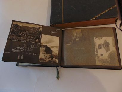 null Photographies (dont Égypte 1912) et cartes postales anciennes dans quatre albums...