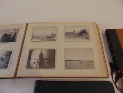 null Photographies (dont Égypte 1912) et cartes postales anciennes dans quatre albums...