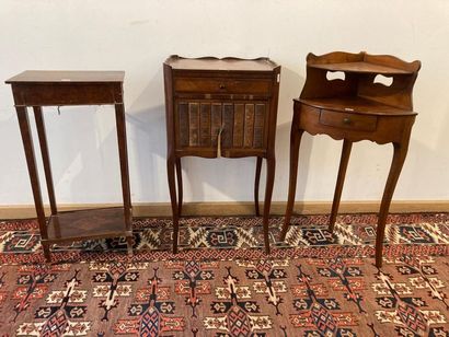 null Trois petites tables, XIX-XXe, bois :

- à en-cas de style Louis XV ouvrant...