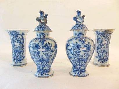 DELFT Partie de garniture à pans et décor extrême-oriental en camaïeu bleu dans un...