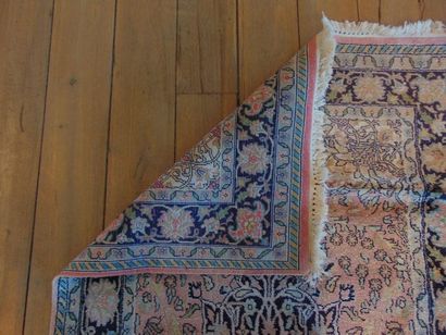 null Deux petits tapis persans de style Naïn à médaillon central et motifs floraux...