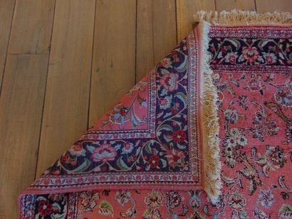 null Deux petits tapis persans de style Naïn à médaillon central et motifs floraux...