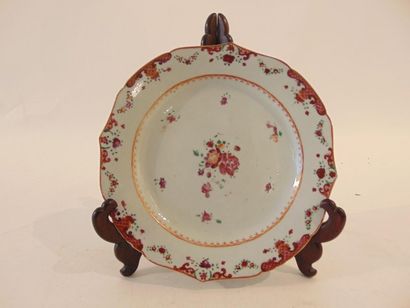 CHINE A suite of five floral floral plates in polychrome enamels from the Rose Family,...