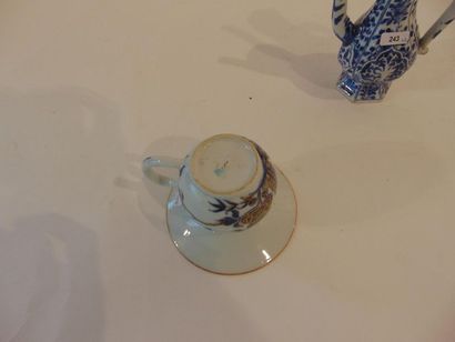 CHINE Petite aiguière de forme persane à décor floral bleu et blanc en léger relief,...