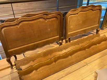 null Paire de lits de style Louis XV, XXe, chêne mouluré à légère patine, 76,5x208x100...