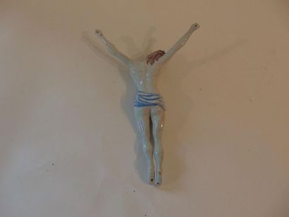 France "Crucifix", XIXe, sujet en faïence stannifère, h. 44 cm.