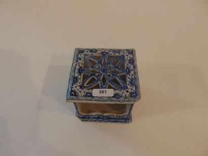 DELFT Réchaud cubique à fin décor en camaïeu bleu, XVIIIe, faïence stannifère, h....