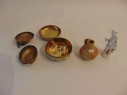null Lot d'objets de décoration, quatre pièces (boîtes, pichet miniature en grès...