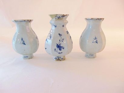 DELFT Trois petites potiches (dont une paire) à pans et décors extrême-orientaux...