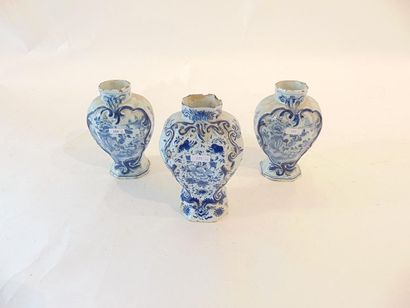 DELFT Trois petites potiches (dont une paire) à pans et décors extrême-orientaux...