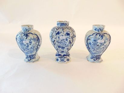 DELFT Trois petites potiches (dont une paire) à pans et décors extrême-orientaux...