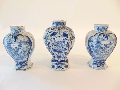 DELFT Trois petites potiches (dont une paire) à pans et décors extrême-orientaux...