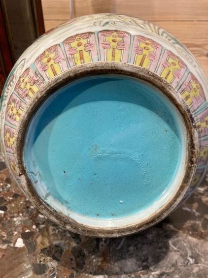 CHINE Vase tianqiuping à col évasé et décor naturaliste en émaux polychromes dits...