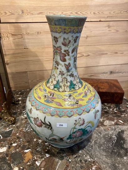 CHINE Tianqiuping vase with flared neck and naturalistic decoration in polychrome...