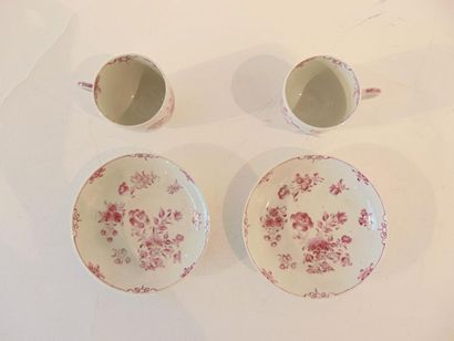 CHINE Paire de tasses avec soucoupes à décor floral en camaïeu pourpre, compagnies...