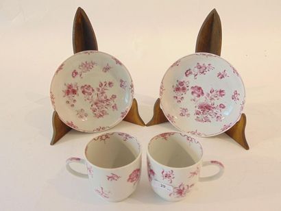 CHINE Paire de tasses avec soucoupes à décor floral en camaïeu pourpre, compagnies...