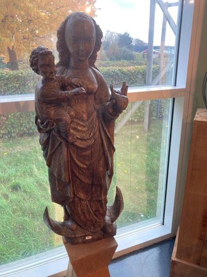 FLANDRES "Vierge à la poire", probablement XVIe, important groupe en bois sculpté,...