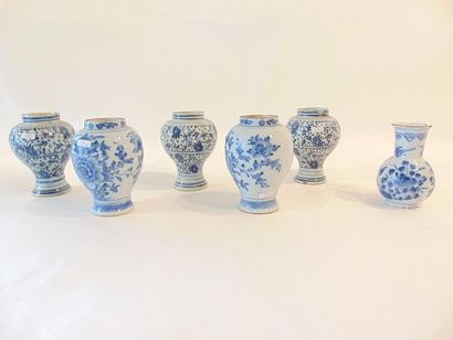 DELFT Cinq petites potiches (paire et suite de trois) en balustre à décors floraux...