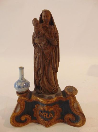 FLANDRES Oratoire d'alcôve, XIXe, Madone en bois sculpté avec couronnes (accosté...