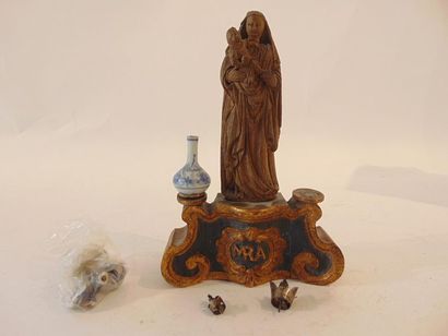 FLANDRES Oratoire d'alcôve, XIXe, Madone en bois sculpté avec couronnes (accosté...