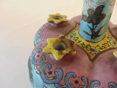 SAMSON [attribué à] Flower vase in the taste of China with polychrome decoration...