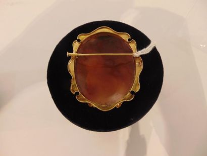 null Grande broche ovale d'époque Napoléon III en or jaune 18 carats ornée d'un camée...