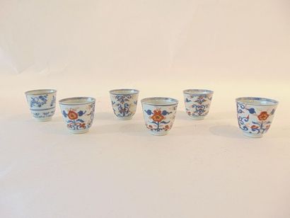 CHINE Suite de cinq gobelets avec soucoupes à décor Imari, dynastie Qing / XVIIIe,...