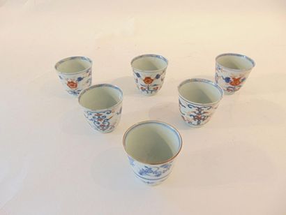 CHINE A suite of five cups with saucers decorated with Imari, Qing Dynasty / 18th...