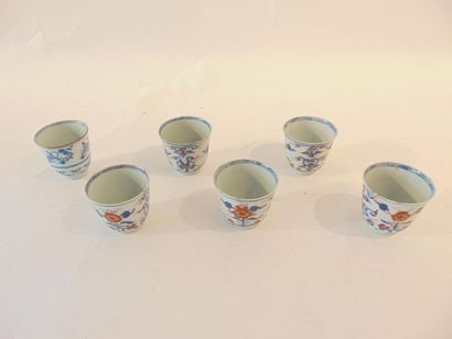 CHINE Suite de cinq gobelets avec soucoupes à décor Imari, dynastie Qing / XVIIIe,...
