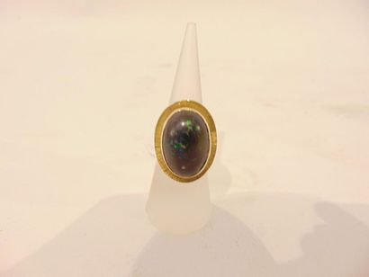 null Contemporary oval ring in 18 karat yellow gold set with a cabochon, t. 49, 17...