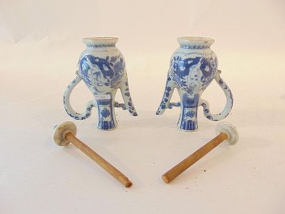 CHINE Trois petites aiguières (dont une paire à pans) à décors animés en bleu et...